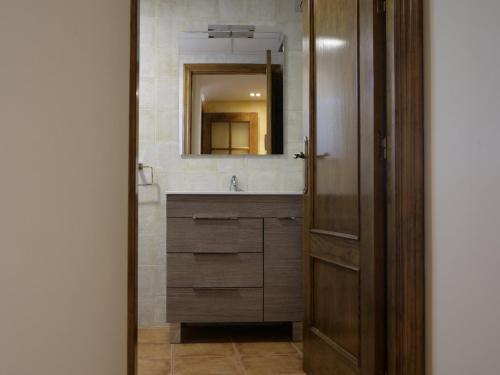 a bathroom with a sink and a mirror at Casa Rural Ortega Rubio in Cehegín