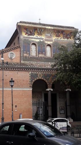 een kerk met een auto ervoor geparkeerd bij ROMAMOREMIO in Rome