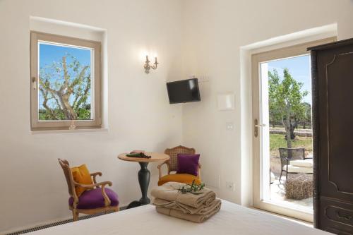 Una televisión o centro de entretenimiento en Petranima Wellness in Trulli