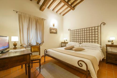 מיטה או מיטות בחדר ב-Convento di Acqua Premula