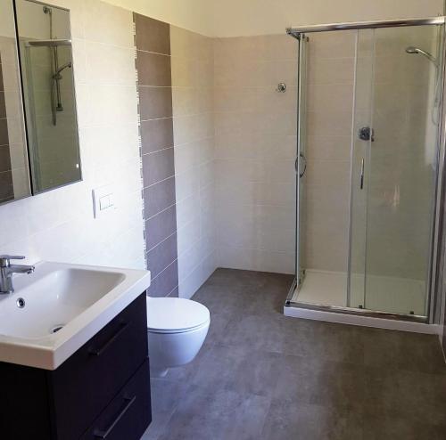 W łazience znajduje się prysznic, toaleta i umywalka. w obiekcie Villa Bella Piemonte w mieście Nizza Monferrato