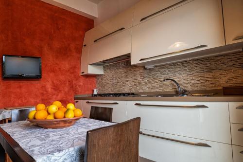 a kitchen with a bowl of oranges on a table at Casa Josephine in Taormina