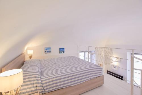A bed or beds in a room at Blu mare