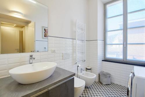 A bathroom at Blu mare