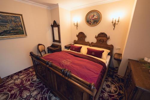 Postel nebo postele na pokoji v ubytování Hotel Svatojánský Dvůr