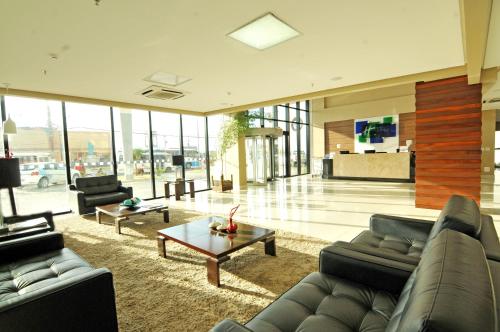 a living room with couches and a coffee table at Holiday Inn Express Belem Ananindeua, an IHG Hotel in Belém