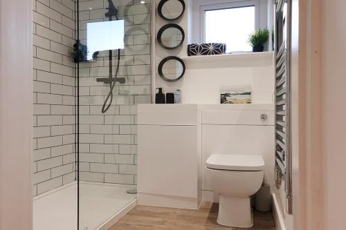 Koupelna v ubytování HIGH TIDE- LUXURY DEATCHED BUNGALOW- Sleeps 10 or 12 - Annexe option