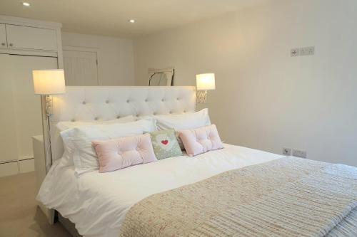 Postel nebo postele na pokoji v ubytování HIGH TIDE- LUXURY DEATCHED BUNGALOW- Sleeps 10 or 12 - Annexe option