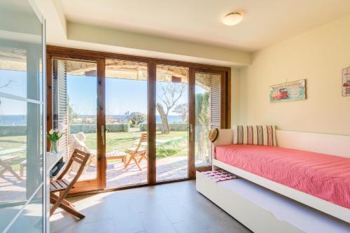 Gallery image of Lets Holidays garden house in front of the beach in Tossa de Mar