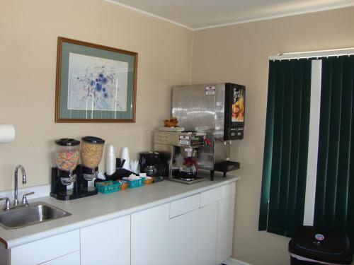 eine Küche mit einer Arbeitsplatte mit einer Spüle und einer Arbeitsplatte in der Unterkunft Brooks Motel in Norton