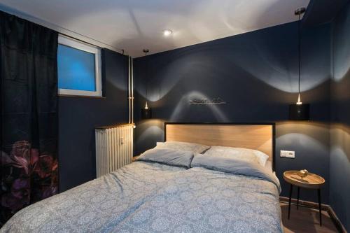 ein Schlafzimmer mit einem großen Bett mit blauen Wänden in der Unterkunft Zum Goldenen Schaf II in Ahrdorf