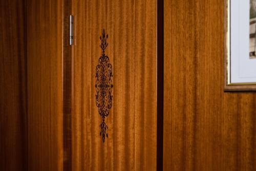 a wooden door with a black design on it at Hôtel du Train in Munich