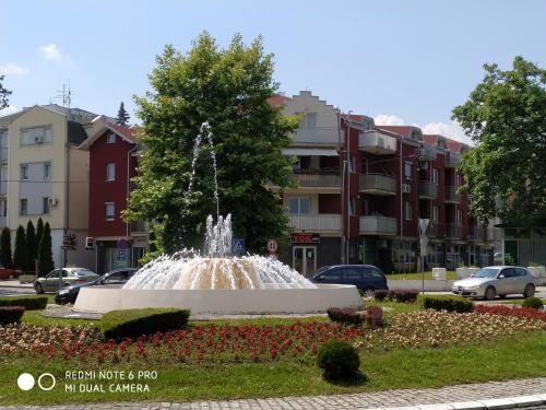 una fontana nel mezzo di una città di Apartman ZENIT a Vrnjačka Banja