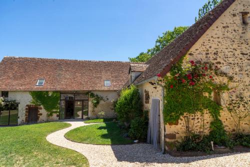 a stone house with a pathway leading to it at Chambre d'Hôtes chez Artiste Verrier, La Perrière - Perche in La Perrière