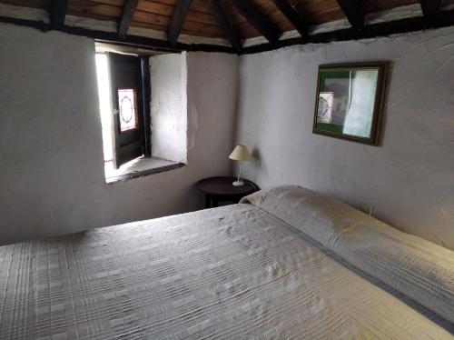 a bedroom with a bed and a window at I MITI ViviendaVacacional in Chio