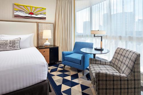 The Bristol Hotel San Diegoにあるベッド