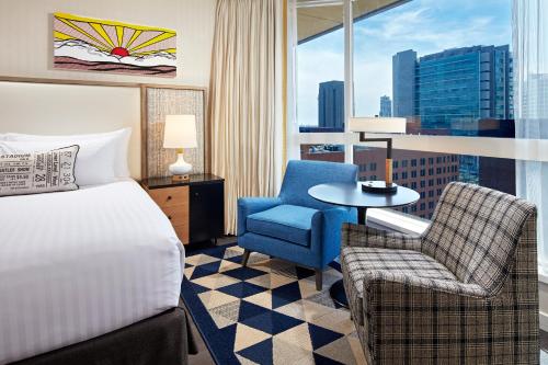 The Bristol Hotel San Diegoにあるベッド