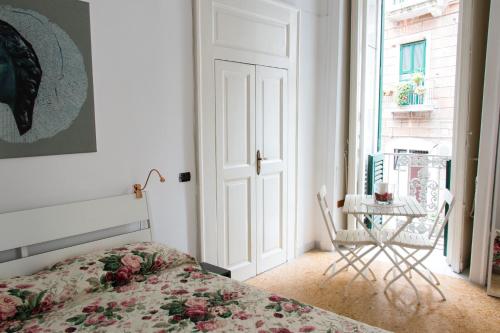 ナポリにあるB&B Cirillo 65のベッドルーム1室(ベッド1台、テーブル、窓付)