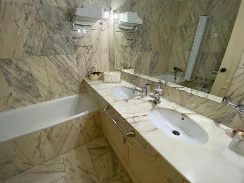 a bathroom with a sink and a bath tub at Apartamento Las Mimosas Beach in La Cala de Mijas