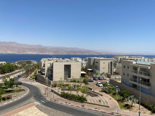 uitzicht op een stad met gebouwen en een weg bij Appartement à Eilat vue mer in Eilat