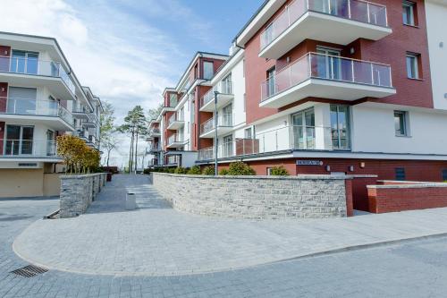 pusta ulica przed niektórymi budynkami apartamentowymi w obiekcie Apartament Amalia z tarasem widokowym i bocznym balkonem w Rewalu