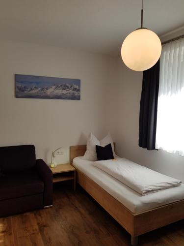 Кровать или кровати в номере Haus Arnold - Privatzimmer und Ferienwohnungen