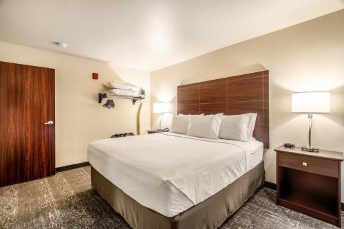 En eller flere senger på et rom på Cobblestone Hotel & Suites - Newport