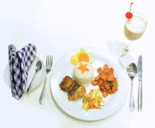 un piatto bianco con cibo su un tavolo di Turquoise Residence by UI a Hulhumale