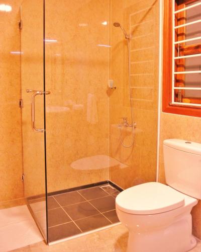 フーコックにあるSpring Garden Homestayのガラス張りのシャワーとトイレ付きのバスルーム