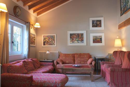 a living room with two couches and a table at Casa Rural Alquitara in Ojedo