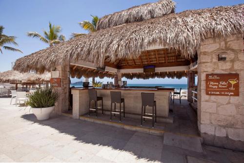 eine Bar am Strand mit Strohhütte in der Unterkunft Gaviana Resort in Mazatlán