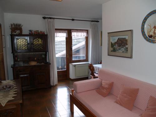 a living room with a couch and a table at Appartamenti Katinanna in Alleghe