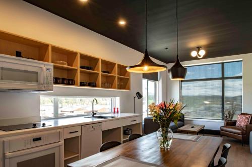 Η κουζίνα ή μικρή κουζίνα στο Raven Inn Whitehorse