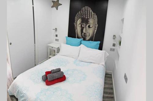 a bedroom with a bed with a picture of a woman at Apartamento de diseño céntrico 5 min playa (3º) in Alicante