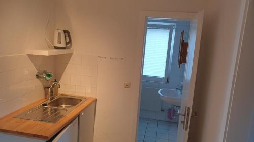 フェーマルンにあるFerienwohnung Erdgeschossの小さなキッチン(シンク、トイレ付)