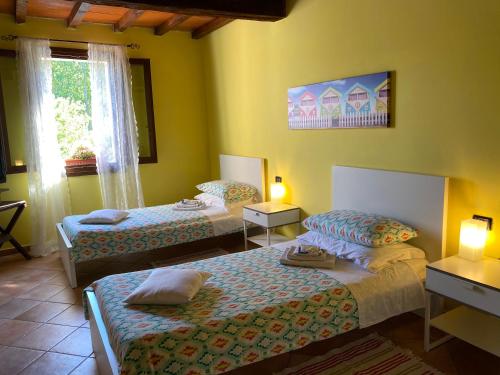 1 Schlafzimmer mit 2 Betten und einem Fenster in der Unterkunft B&B Happiness in the Country in Brescello