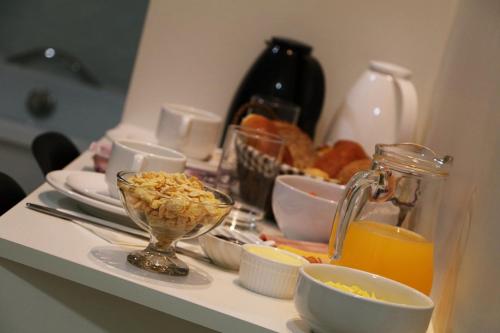 een tafel met kommen eten op een tafel bij POUSADA GERMÂNICA in Marcelino Ramos