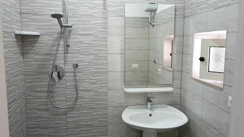 een badkamer met een douche, een toilet en een wastafel bij Appartamenti Enza&Giuseppe in Peschici