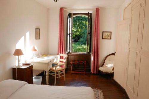 Кровать или кровати в номере Hotel Logis - Chateau de Beauregard