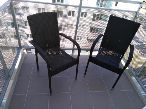 2 sillas en la parte superior de un balcón en Apartament w centrum Szczecina, en Szczecin