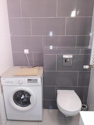 y baño con lavadora y aseo. en Apartament w centrum Szczecina, en Szczecin