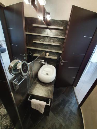 łazienka z białą toaletą w pokoju w obiekcie Black Brothers Wellness Apartments w Siófoku