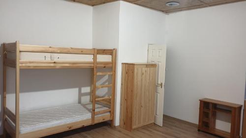Poschodová posteľ alebo postele v izbe v ubytovaní Larida Vendégház
