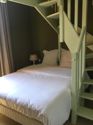 Un pat sau paturi într-o cameră la Room with a vue