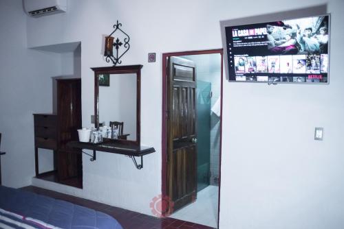A television and/or entertainment center at Hotel Posada del Balsas