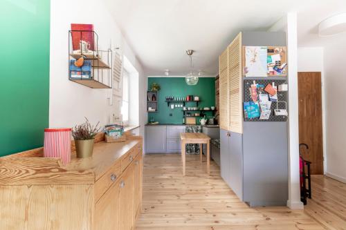una cucina con pareti verdi e frigorifero di SeaFolks Apartments a Gdynia