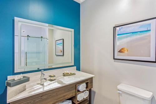 a bathroom with a sink and a mirror at La Quinta Inn & Suites by Wyndham Miramar Beach-Destin in Destin