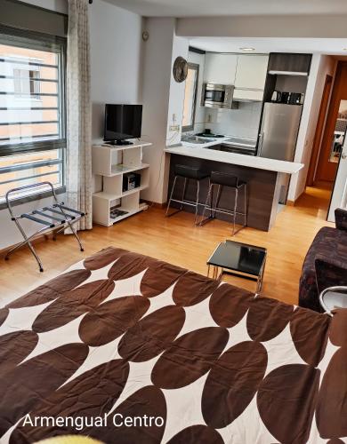 un salon avec un canapé et une cuisine dans l'établissement Armengual Centro Apartments FREE PARKING By Easytrip, à Malaga