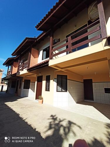 Un edificio con muchas ventanas. en Duplex com ótimo custo x benefício pertinho da Praia de Mariscal, en Bombinhas