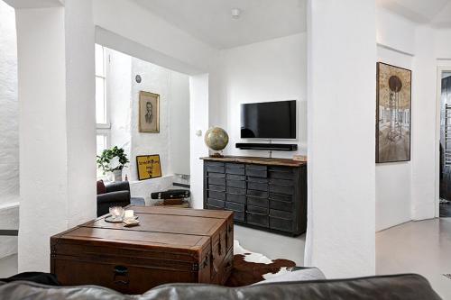 a living room with a coffee table and a tv at Ystads Gamla Vattentorn in Ystad